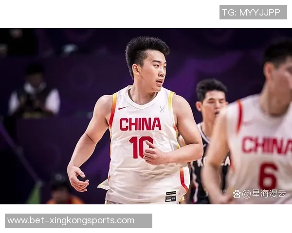 头发五彩斑斓的篮球明星如何在赛场上展现个性与风采